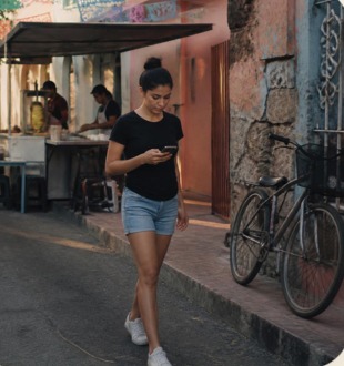 Vecina caminando por la calle de la colonia