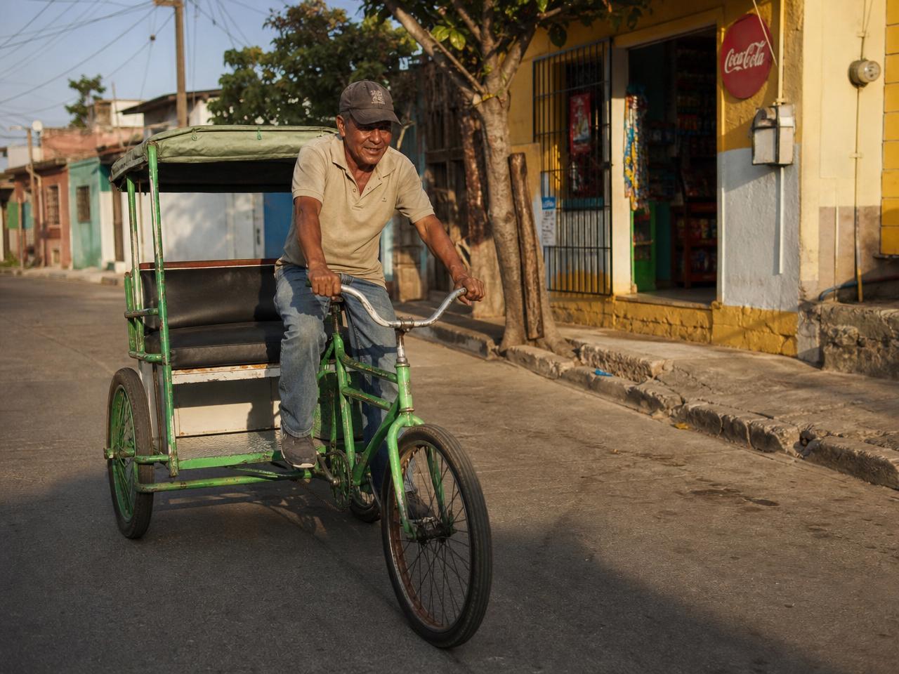 Bicitaxi recorriendo las calles de la colonia